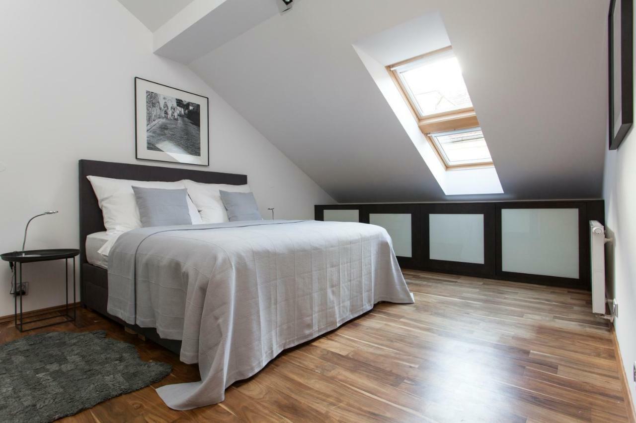 Attic Apartment Praha Bagian luar foto